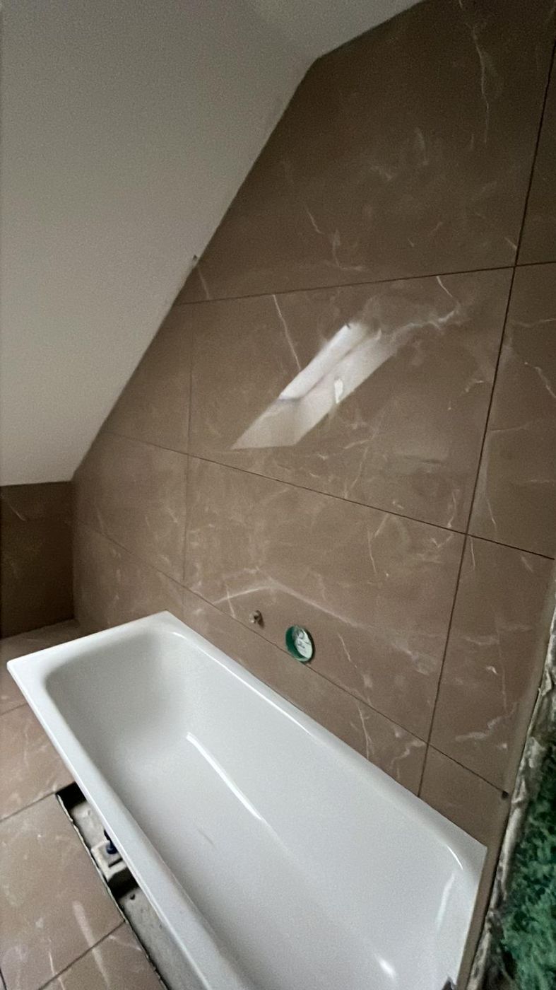 Bad unter der Dachschräge mit Badewanne