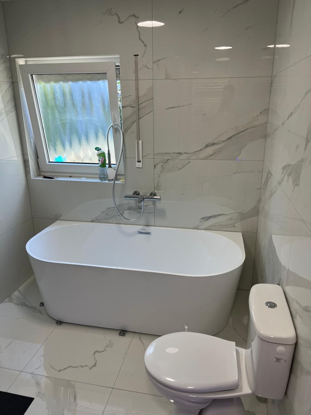 Bad mit freistehender Badewanne und WC