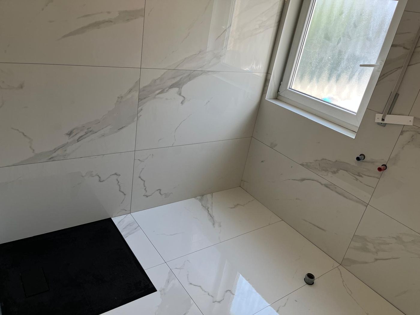 Dusche mit großformatigen Marmorfliesen