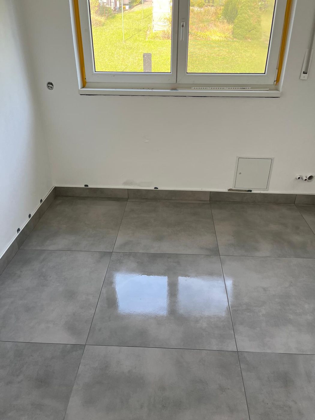 Großformatige graue Bodenfliesen