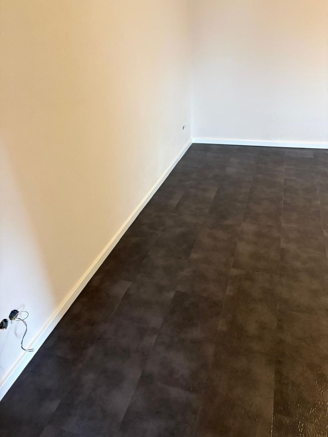 Dunkler Vinylboden in Wohnraum