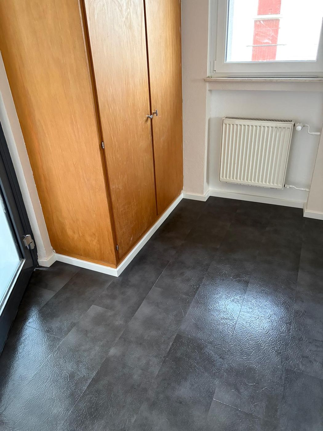 Vinylboden im Flur mit Einbauschrank