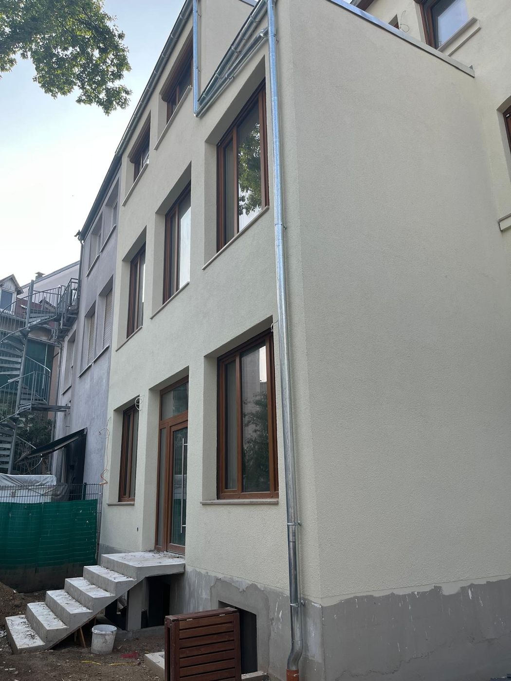 Frisch renovierte helle Hausfassade