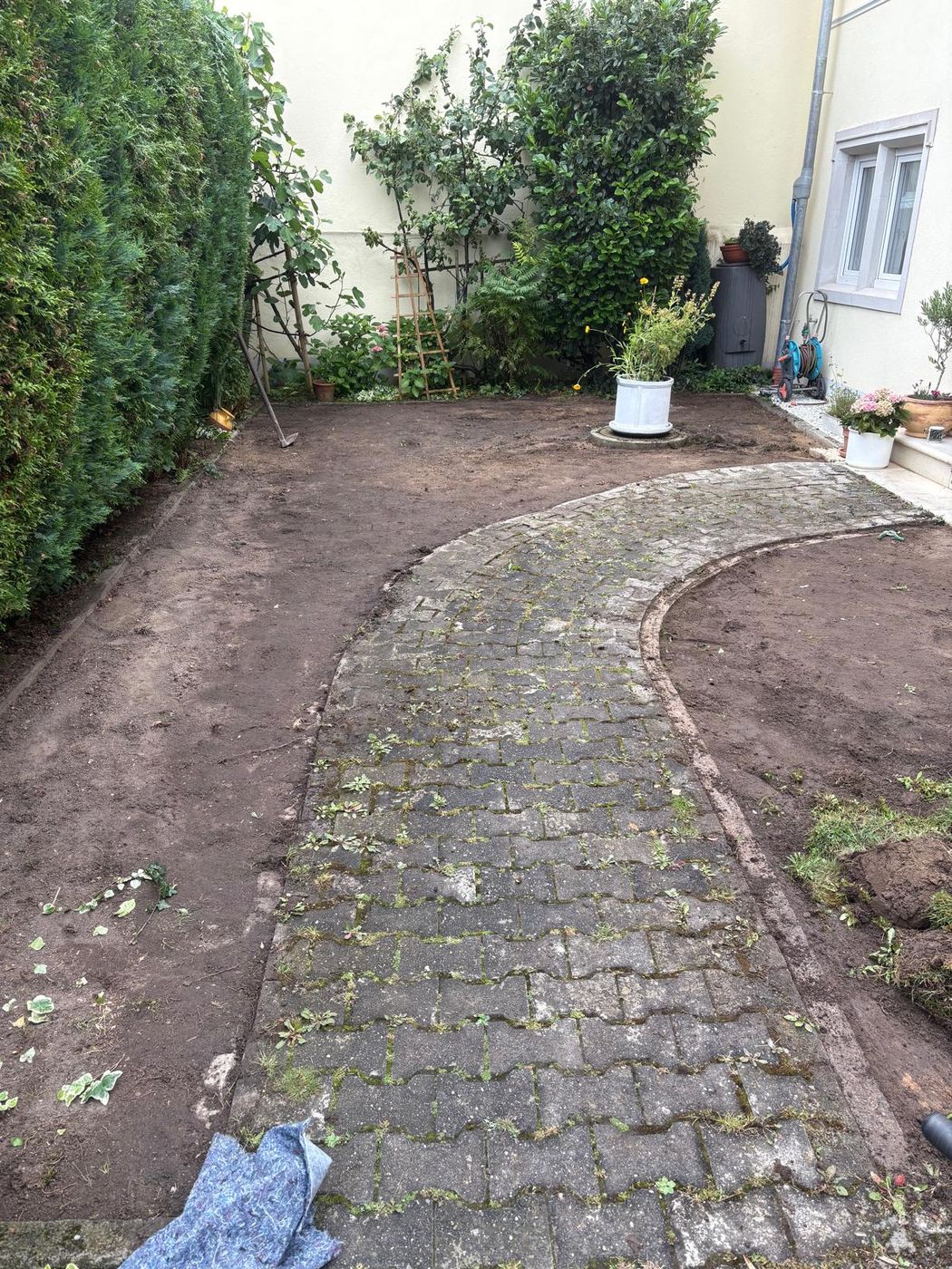 Vorher: Gartenweg mit offener Erde