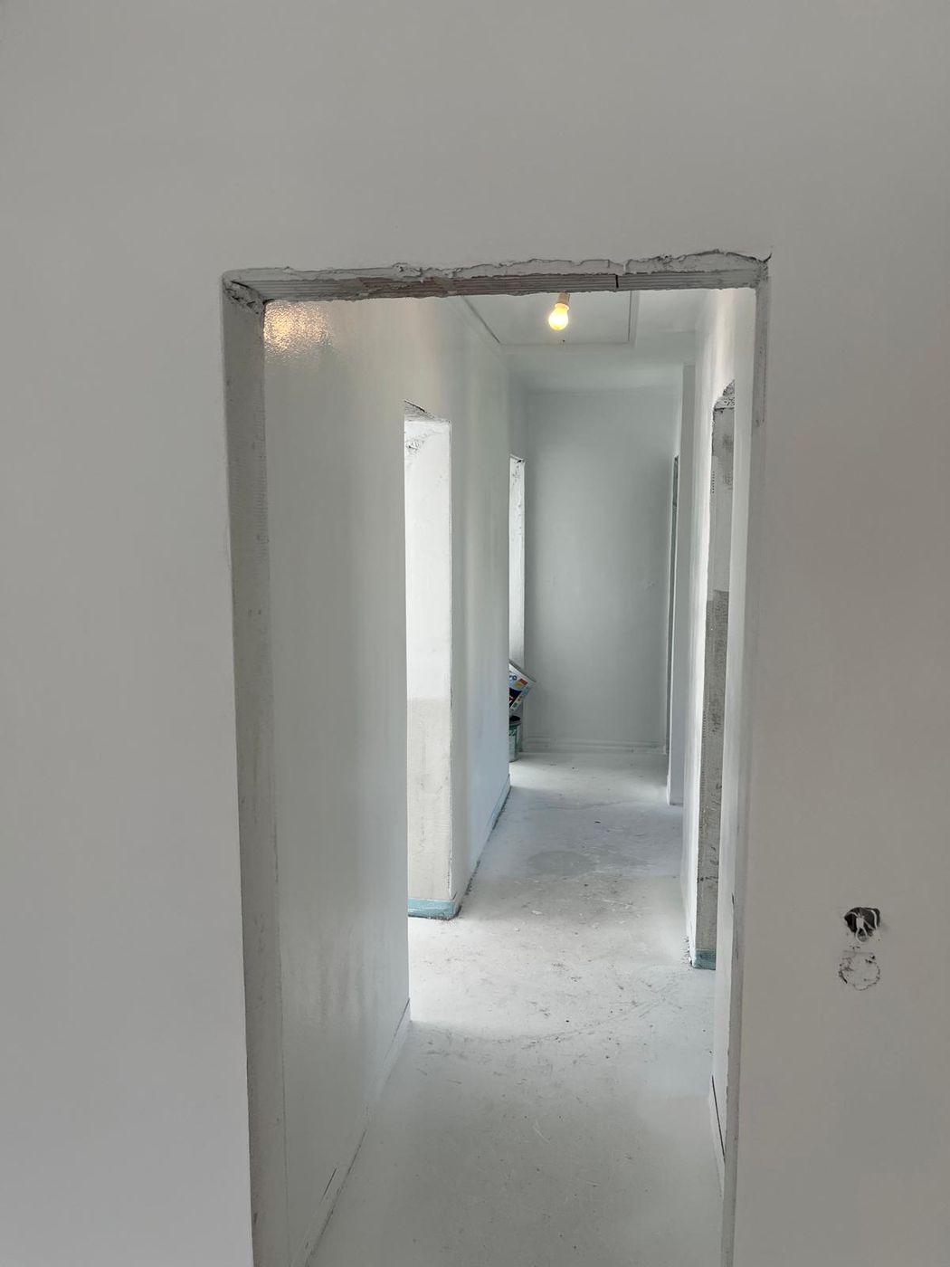 Fertig gestrichener Flur nach dem Innenausbau