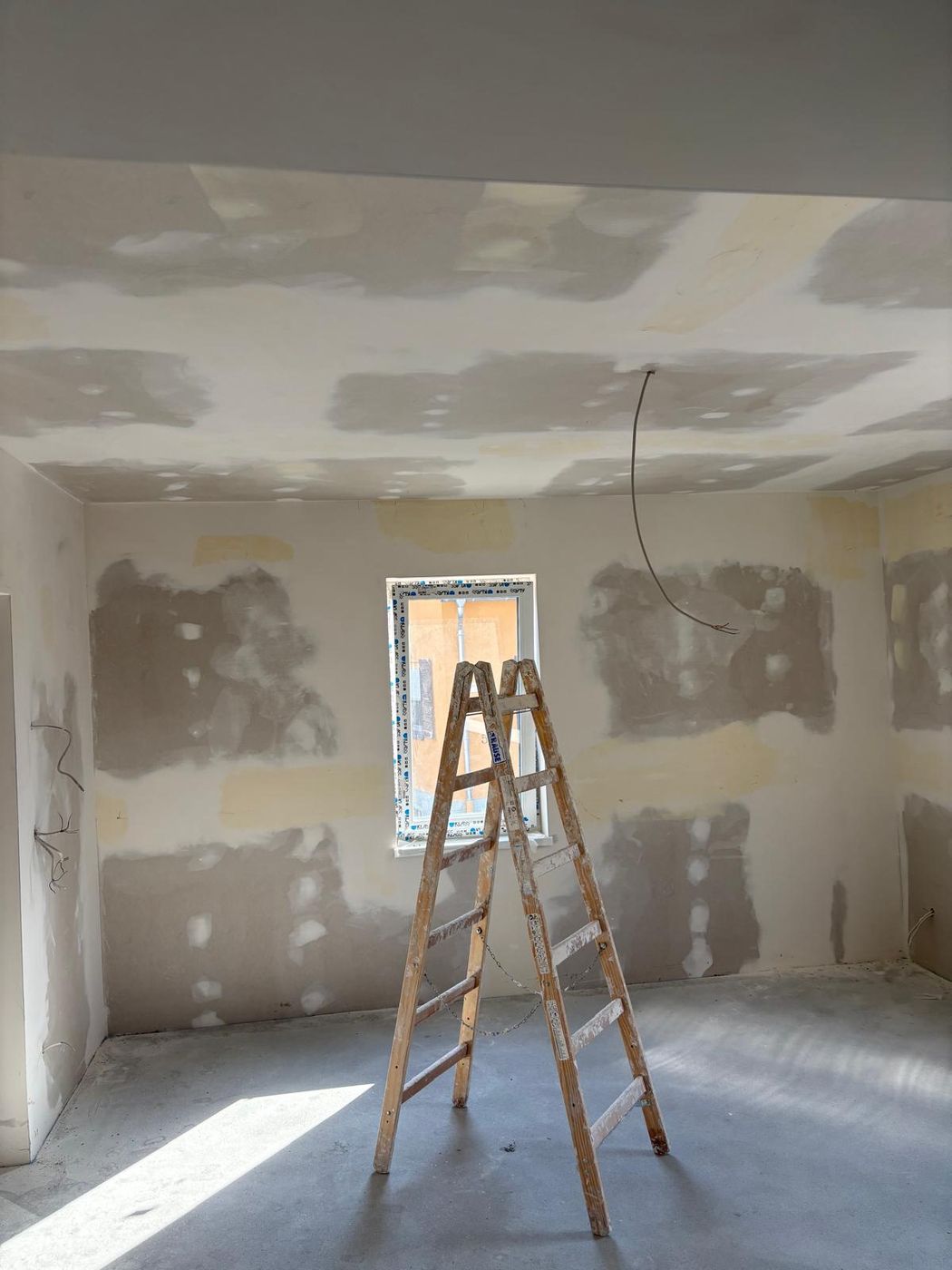 Trockenbaudecke und Wände nach dem Spachteln